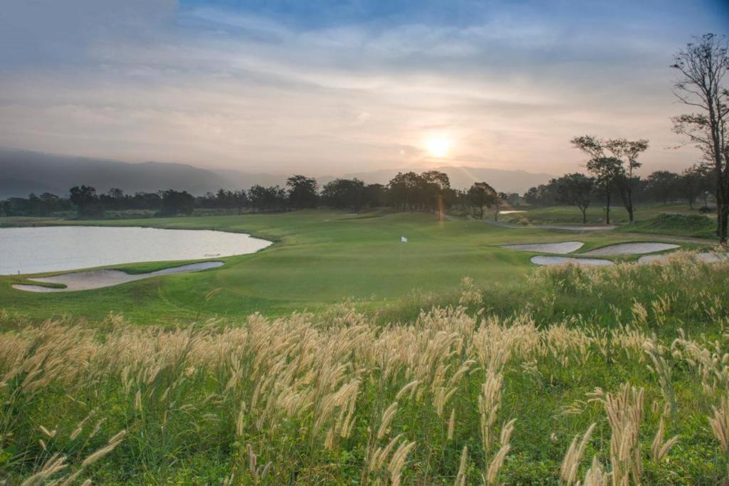 Royal Hills Golf Resort & Spa Nakhon Nayok Buitenkant foto