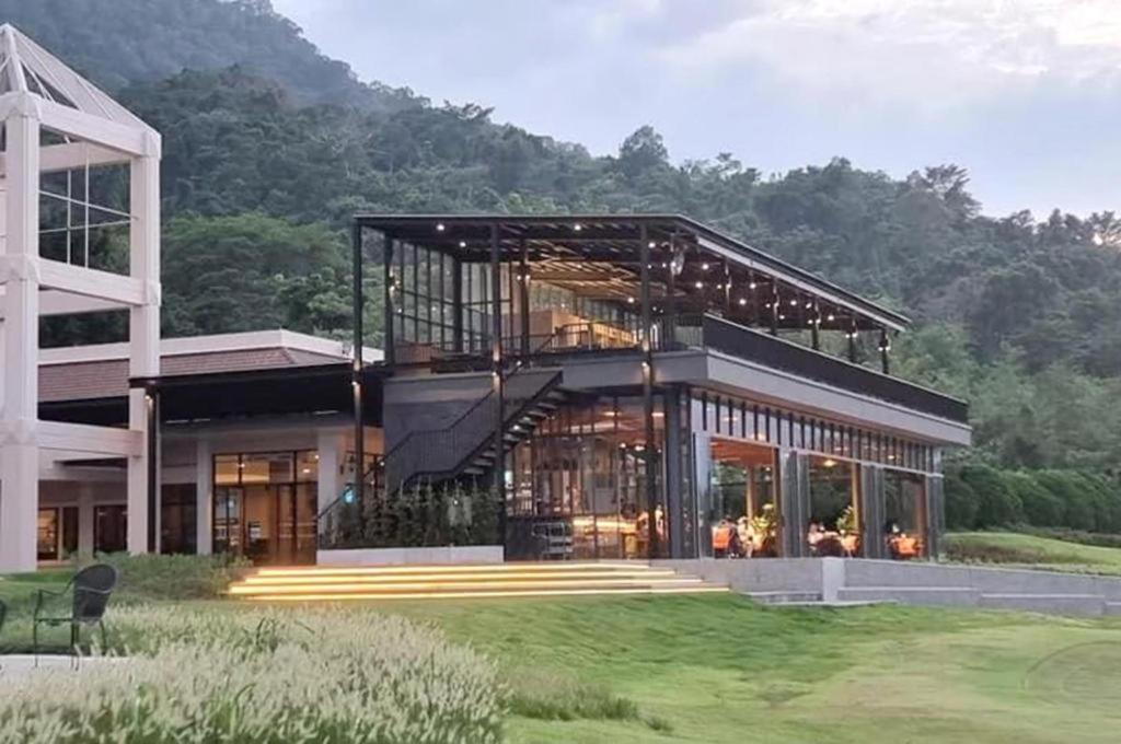 Royal Hills Golf Resort & Spa Nakhon Nayok Buitenkant foto