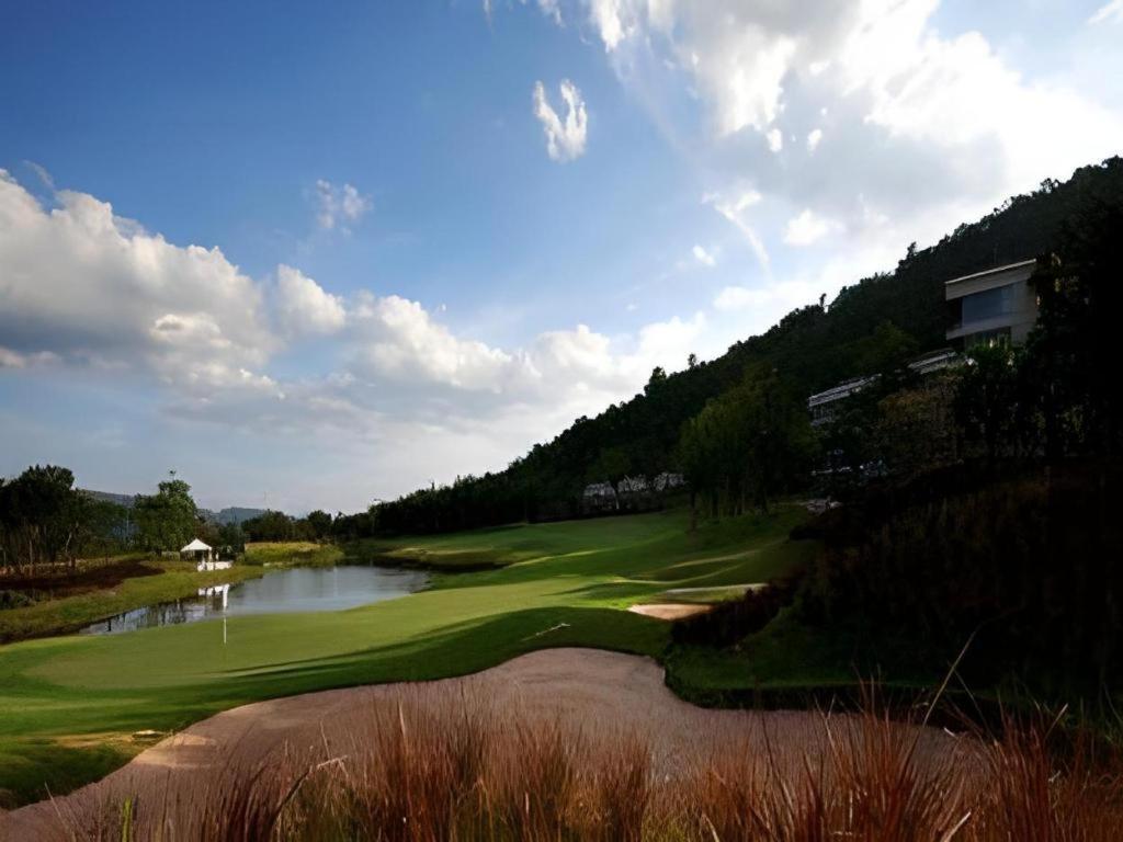 Royal Hills Golf Resort & Spa Nakhon Nayok Buitenkant foto