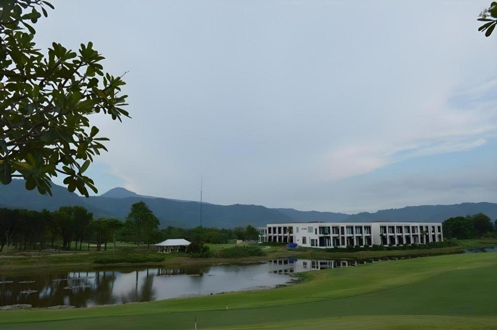 Royal Hills Golf Resort & Spa Nakhon Nayok Buitenkant foto