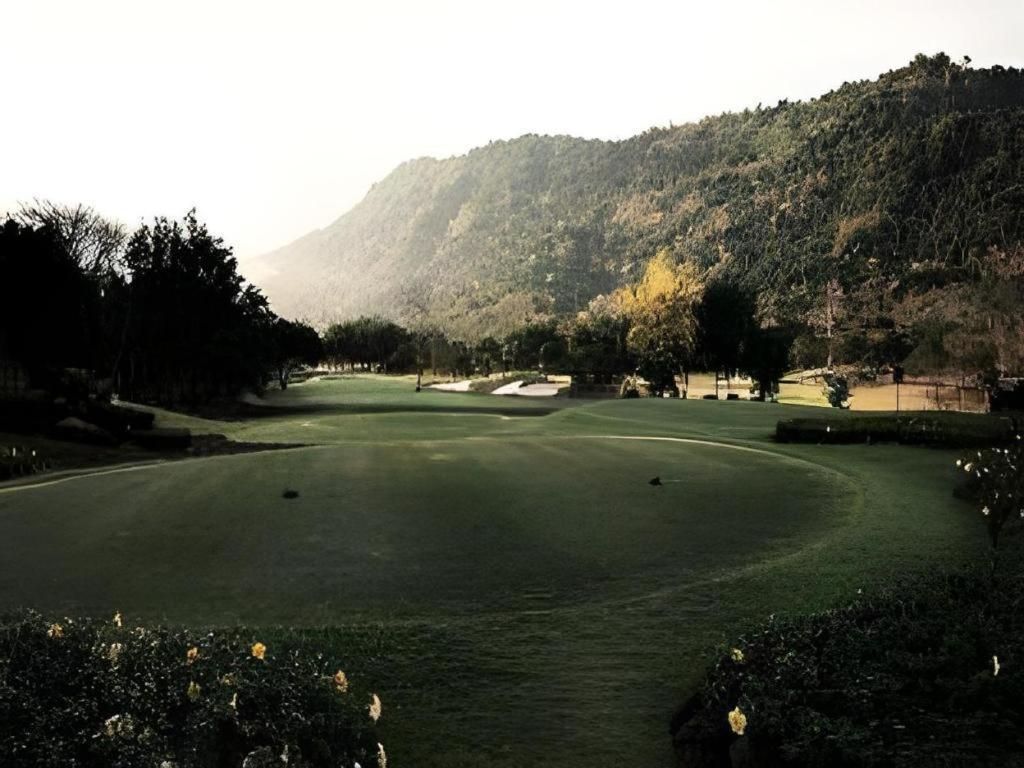 Royal Hills Golf Resort & Spa Nakhon Nayok Buitenkant foto
